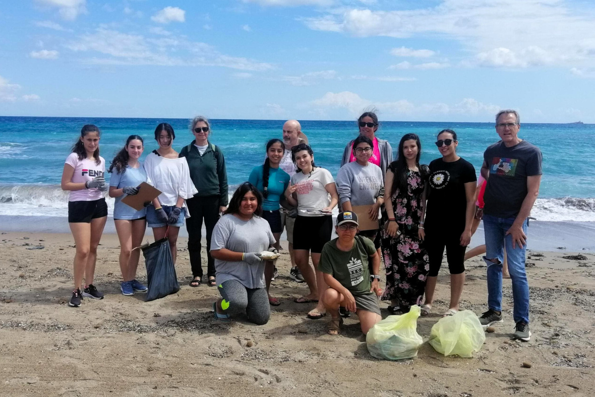 Imagen Estudiantes de Secundaria limpian la playa de Levante en Cabo de Palos y recogen muestras de microplásticos en kayak